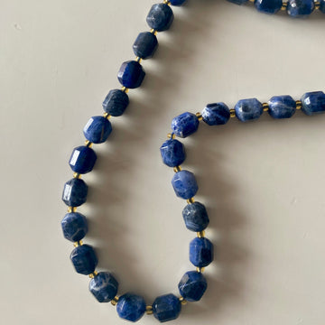 Collar sortalita azul cuadrado