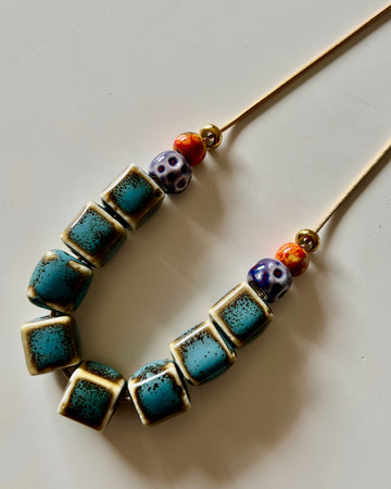 Collar cerámica cubos bright blue