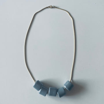 Collar cerámica nubes grises
