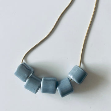 Collar cerámica nubes grises