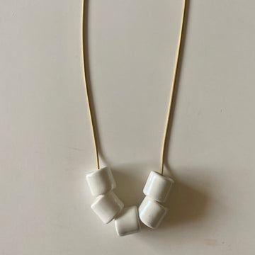 Collar cerámica nubes blancas