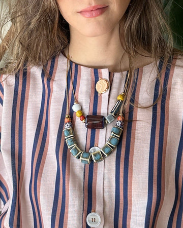 Collar cerámica cubos bright blue