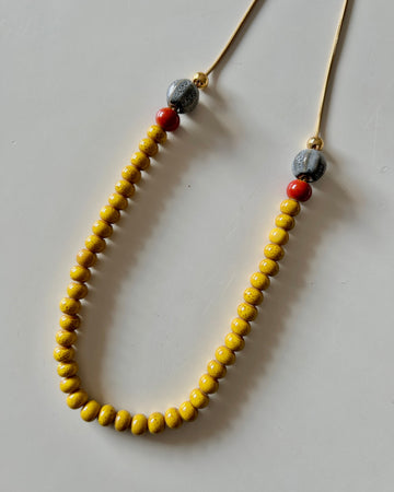 Collar cerámica bolitas mostaza